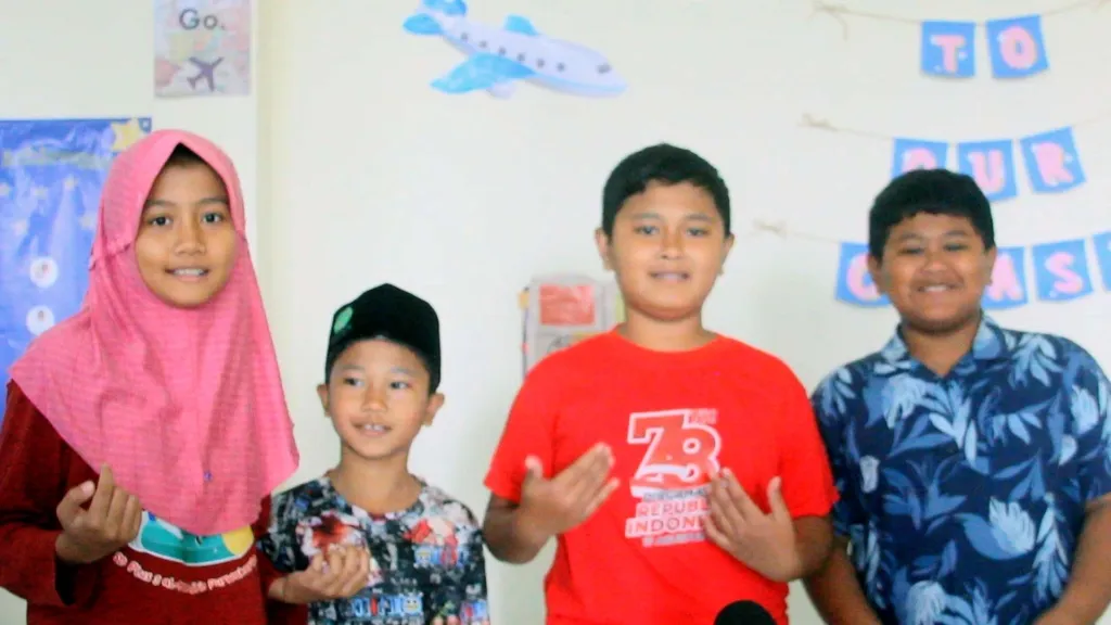 Empat siswa peserta Student Exchange Plus Umroh tahun ini, yaitu Saifani Hasna Labibah, Nino Febrian Ammar Rifai, Reyvino Alfarizki Ramadhan, dan Ibnu Satya Raharja,
