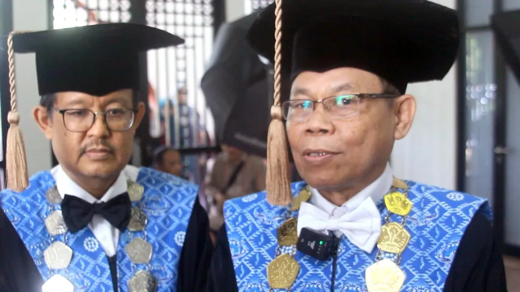 Rektor Unpas Prof. Dr. H. Azhar Affandi S.e. M.sc