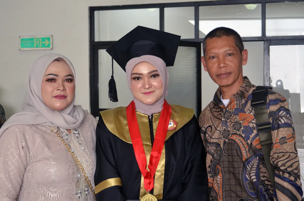 Yeni Eka Yulianti Wisudawati Fakultas Hukum Bersama Keluarga