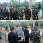 Personel Kodim 0618 Kota Bandung Bersama Petugas Gober Dan Warga Membersihkan Penumpukan Sampah Di Jalan Rengas Kelurahan Gempol Sari Dalam Aksi Kamis Bersih