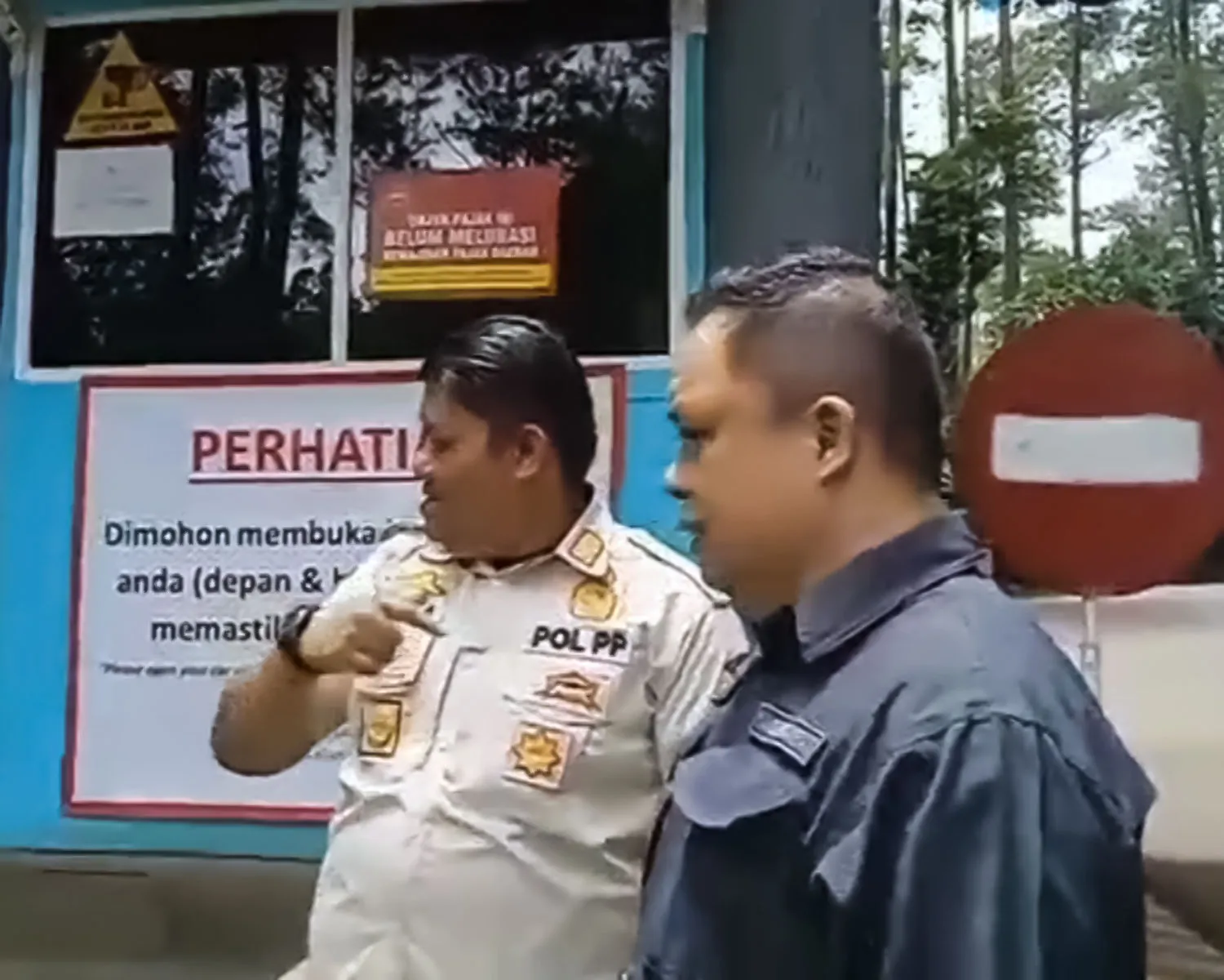 Stiker peringatan tunggakan pajak dicabut di kawasan wisata Cikole yang dikelola PT Palawi Resorsis di Bandung Barat