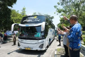 Bupati Bandung Dadang Supriatna melepas bus Mudik Gratis 2026 di Dome Bale Rame Soreang