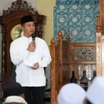 Bupati Bandung Dadang Supriatna memberikan sambutan mengenai program pendidikan di Pondok Pesantren Al Burdah Kutawaringin.