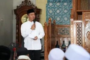 Bupati Bandung Dadang Supriatna memberikan sambutan mengenai program pendidikan di Pondok Pesantren Al Burdah Kutawaringin.