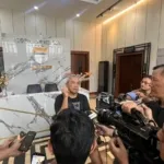 Wali Kota Bandung Muhammad Farhan memberikan keterangan pers kepada awak media di Balai Kota Bandung terkait proyek galian Viaduct.