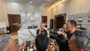 Wali Kota Bandung Muhammad Farhan memberikan keterangan pers kepada awak media di Balai Kota Bandung terkait proyek galian Viaduct.