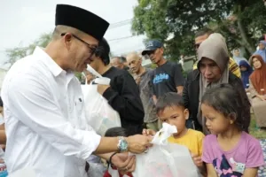 Aksi sosial komunitas suporter Viking Blue Line Majalaya membagikan santunan yang diapresiasi Bupati Bandung Kang DS.
