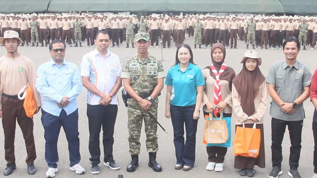 Branch Director Bank Artha Graha Asia Afrika Bandung Dewi Kasmara Kaos Biru Saat Photo Bersama