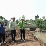 Bupati Bandung Dadang Supriatna Meninjau Normalisasi Sungai Cisunggalah Sepanjang 5 KM