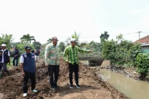 Bupati Bandung Dadang Supriatna Meninjau Normalisasi Sungai Cisunggalah Sepanjang 5 KM