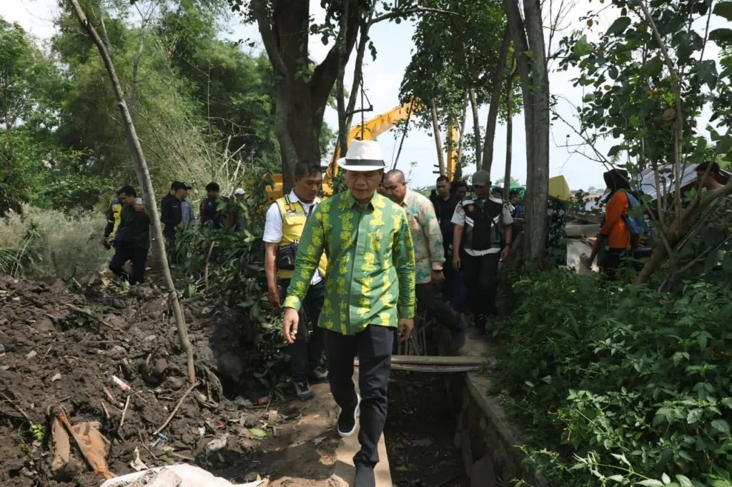 Bupati Bandung Dadang Supriatna Meninjau Normalisasi Sungai Cisunggalah Sepanjang 5 KM. 2