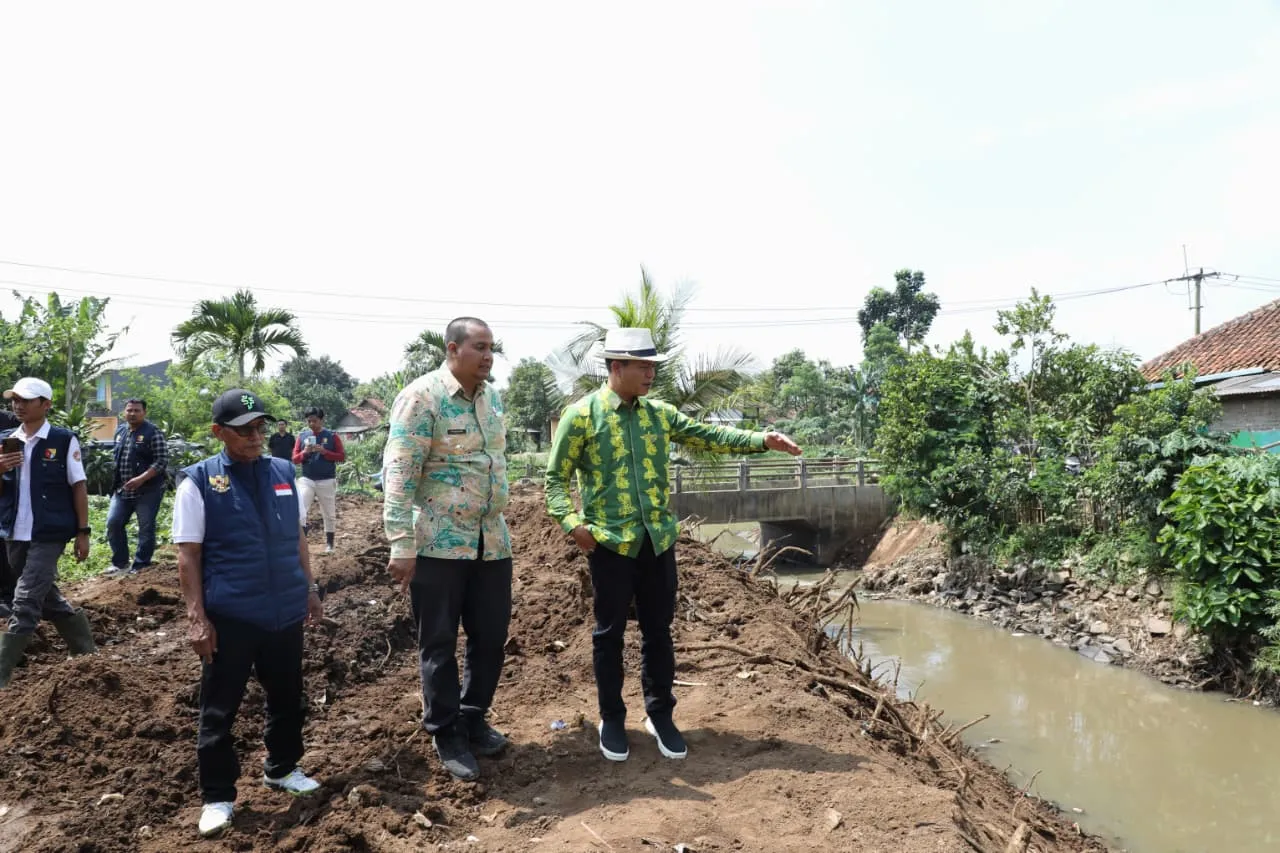 Bupati Bandung Dadang Supriatna Meninjau Normalisasi Sungai Cisunggalah Sepanjang 5 KM