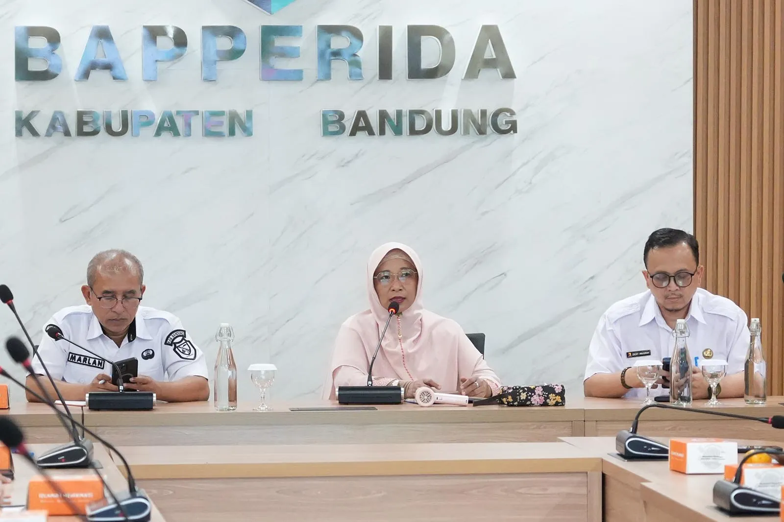 Emma Dety saat memimpin rapat persiapan Bandung Bedas Expo 2026 di Soreang.