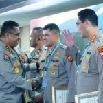 Kabid Humas Polda Jabar Hendra Rochmawan menerima penghargaan Rakernis Humas Polri 2026