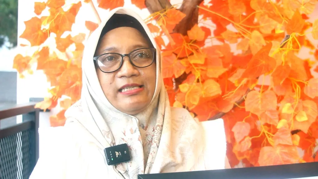 Kepala SMAN 1 Padalarang, Lina, S.Pd., M.T. saat di wawancara awak media