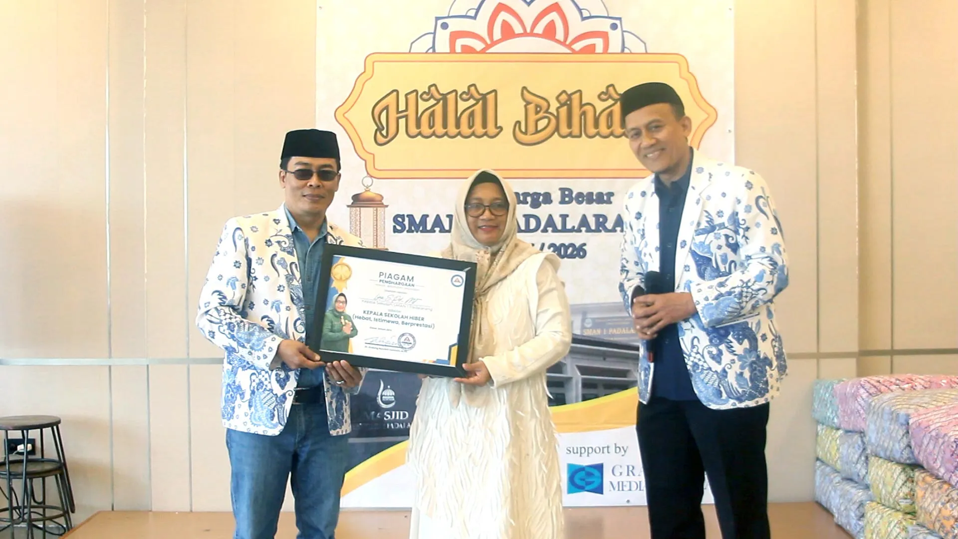 Kepala SMAN 1 Padalarang, Lina, S.Pd., M.T., secara resmi menerima penghargaan
