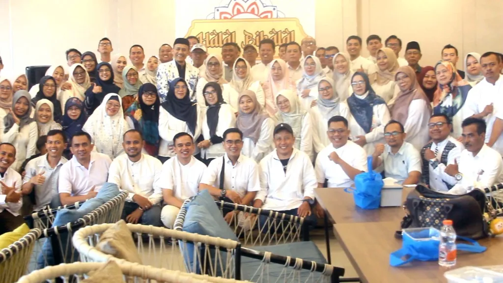 Moment Photo Bersama Seluruh Keluarga Besar SMAN 1 Padalarang Bersama Tamu Undangan Lainnya