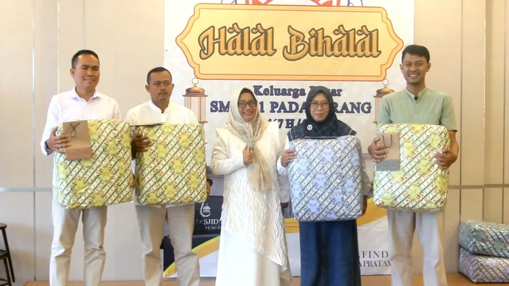 Penyerahan Cendramata Kepada Tenaga Pendidik Yang Mutasi