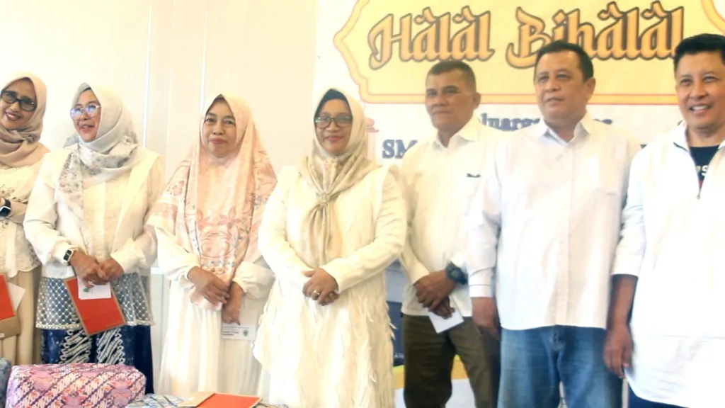 Penyerahan cendera mata kepada guru purnabakti SMAN 1 Padalarang oleh Ibu Lina