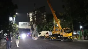 Petugas Pemkot Bandung menertibkan reklame ilegal di jalan protokol sesuai instruksi Wali Kota Muhammad Farhan.
