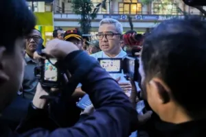 Wali Kota Bandung Muhammad Farhan saat meninjau lokasi pohon tumbang dan dampak cuaca ekstrem di pemukiman warga.