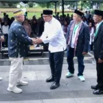 Wali Kota Bandung Muhammad Farhan memberikan sambutan dalam acara Reuni Akbar Ikatan Haji Yayasan Assalaam di Balai Kota.
