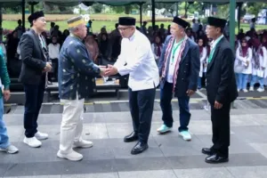 Wali Kota Bandung Muhammad Farhan memberikan sambutan dalam acara Reuni Akbar Ikatan Haji Yayasan Assalaam di Balai Kota.