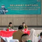 Dandim 0624/Kabupaten Bandung Letkol Kav Samto Betah bersama Wakil Bupati Ali Syakieb dalam pembukaan KKL Seskoad di Gedung M Toha.