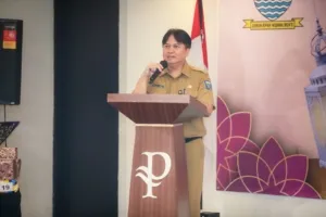 Sekda Kota Bandung Iskandar Zulkarnain memberikan sambutan pada acara DWP Setda Kota Bandung
