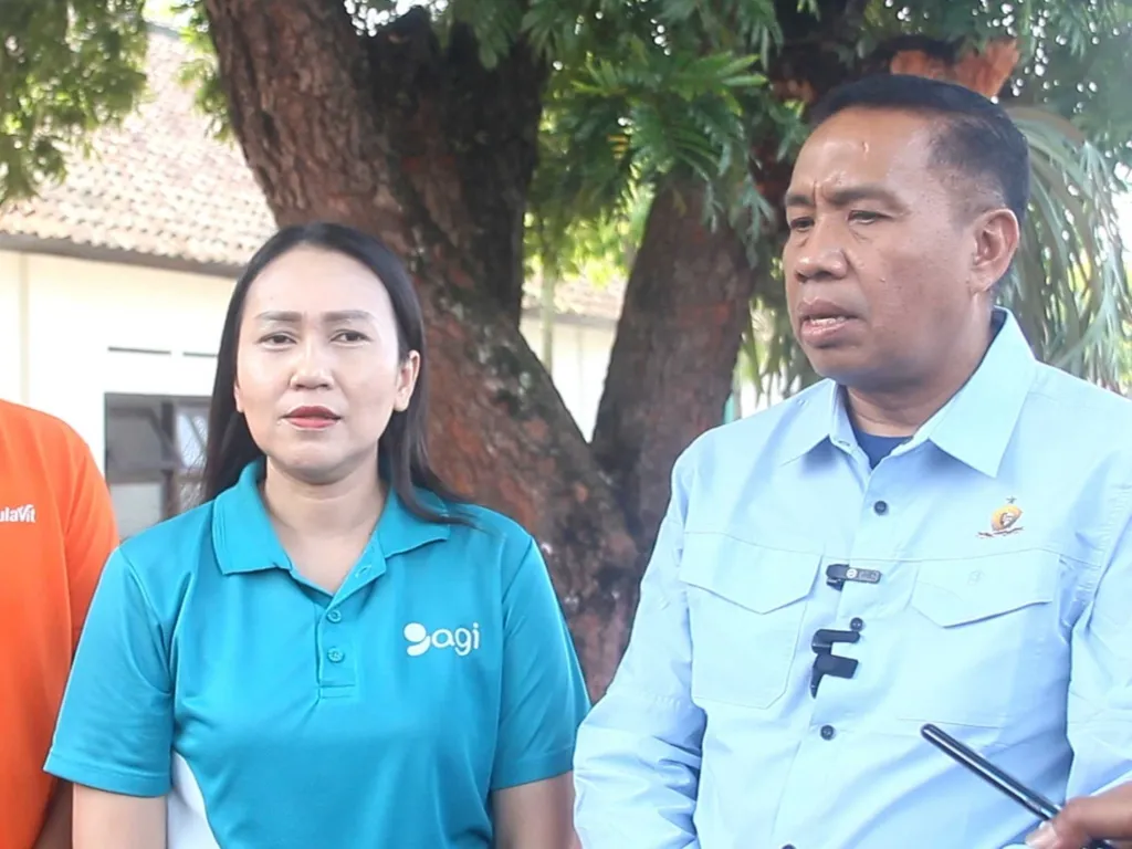 Sekretaris Panitia SSC 2026, Dr. Sulhan (Kanan), Branch Director Bank Artha Graha Asia Afrika Bandung, Dewi Kasmara (Kiri)