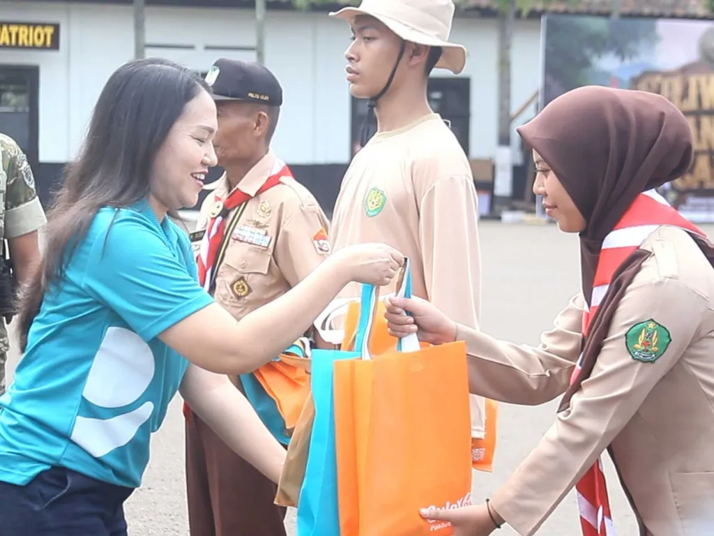 Pembagian bantuan paket kepada santri peserta SSC 2026