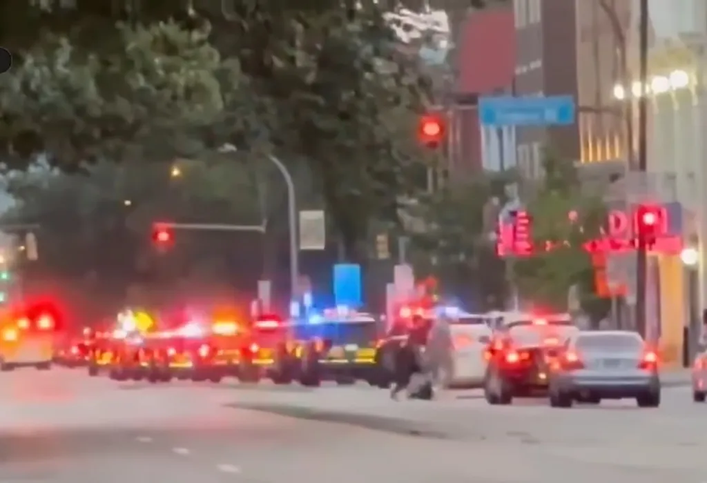 peningkatan pengamanan kepolisian serta iring-iringan kendaraan taktis di sebuah kawasan di Washington DC