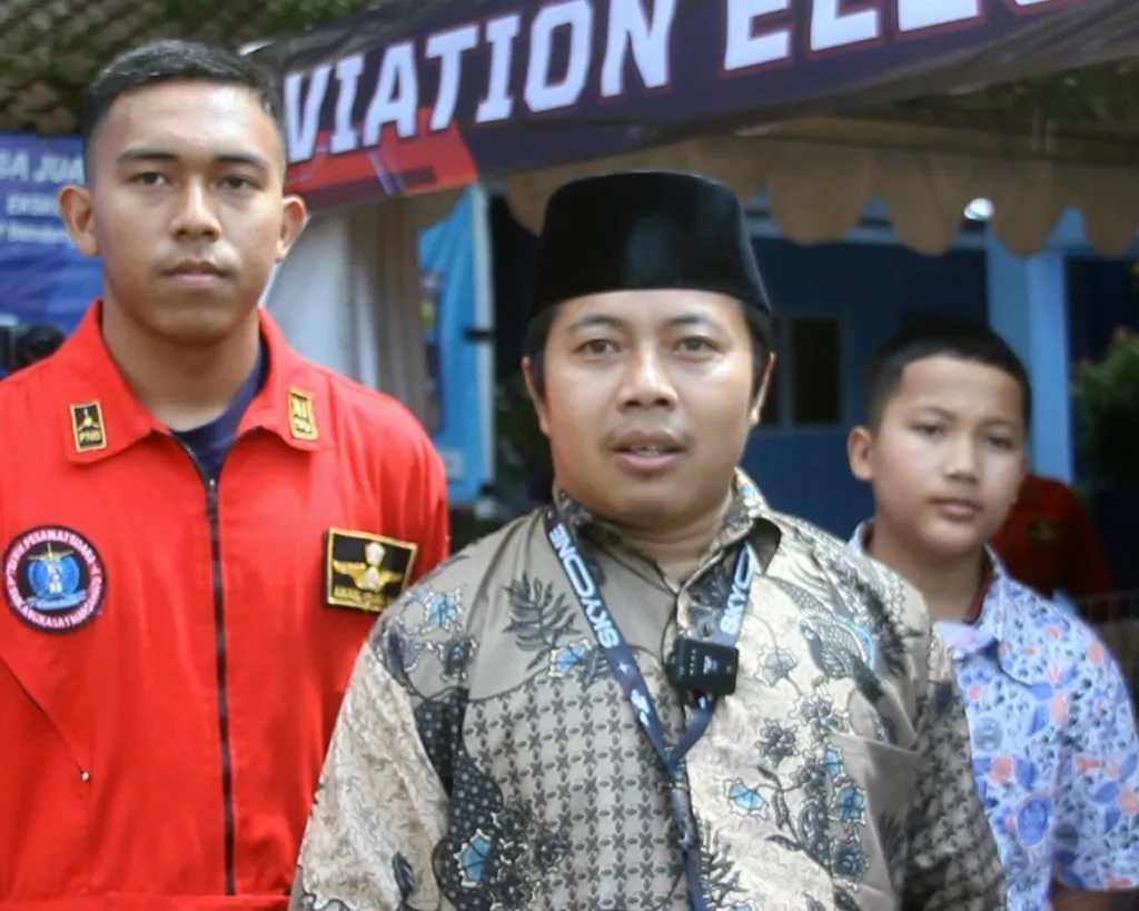 Andriyana S.T. Guru Teknik Elektronika SMK 1 Angkasa
