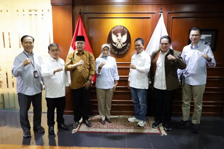 Bupati Bandung Dadang Supriatna Bersama Pengurus APKASI Saat Beraudiensi Dengan MenPAN RB Rini Widyantini Di Jakarta