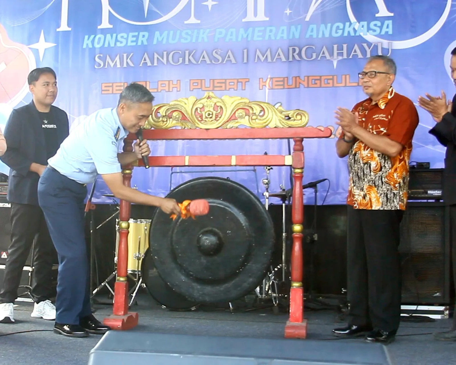 Pemukulan Gong Pembukaan Kegiatan KOMPAS SMK 1 Angkasa Margahayu 2026 Oleh Kadispers Lanud Sulaeman