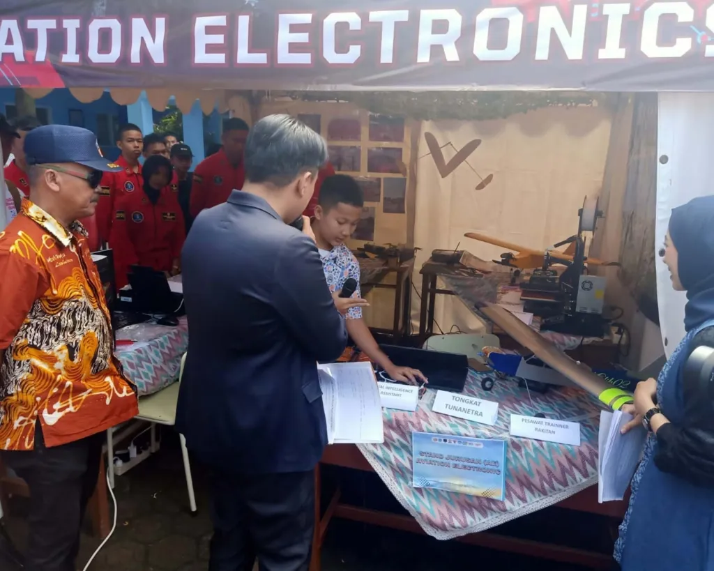 Siswa SMK 1 Angkasa Margahayu Menjelaskan Salah Satu Inovasi Teknologi Yang Sedang Mereka Kembangkan