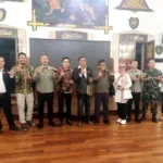 Photo Bersama Peserta Konferensi Pers Rencana Pameran dan Lelang Lukisan Bulu dalam Rangka HUT Ke-80 KODAM III/Siliwangi Yang Digelar Di Jalan Aceh Bandung