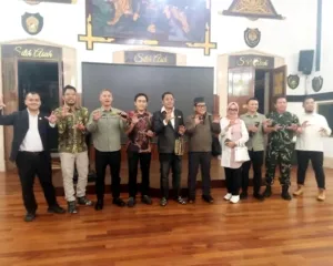 Photo Bersama Peserta Konferensi Pers Rencana Pameran dan Lelang Lukisan Bulu dalam Rangka HUT Ke-80 KODAM III/Siliwangi Yang Digelar Di Jalan Aceh Bandung