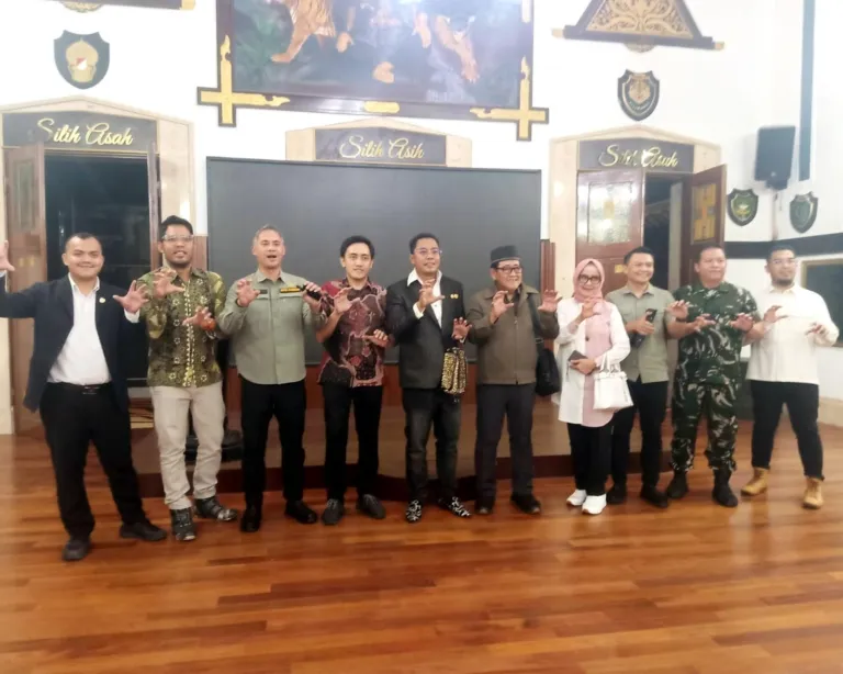 Photo Bersama Peserta Konferensi Pers Rencana Pameran dan Lelang Lukisan Bulu dalam Rangka HUT Ke-80 KODAM III/Siliwangi Yang Digelar Di Jalan Aceh Bandung