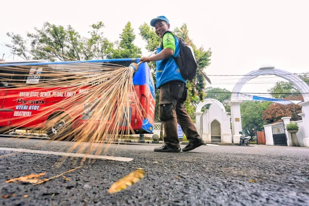 Petugas Dlh Kebersihan Kirab Budaya Bandung 2026 2