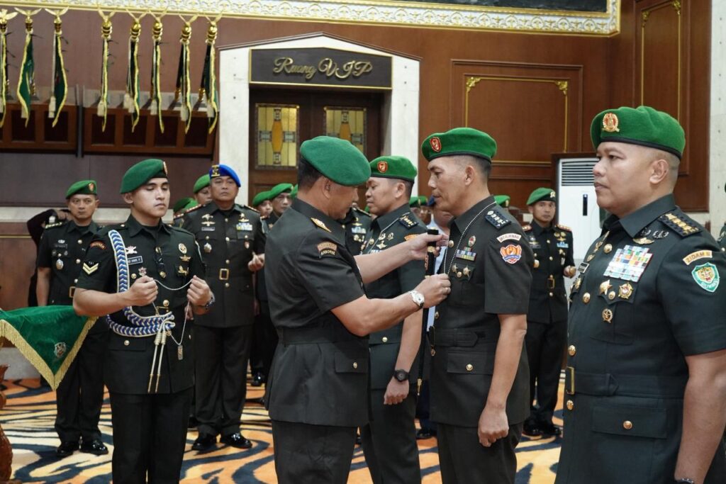 Pangdam III/Siliwangi Mayjen TNI Kosasih saat memimpin upacara Sertijab Pejabat Utama di Bandung.
