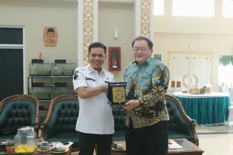 Bupati Bandung Kang DS menandatangani kerja sama penempatan tenaga kerja dengan JP-MIRAI Jepang.